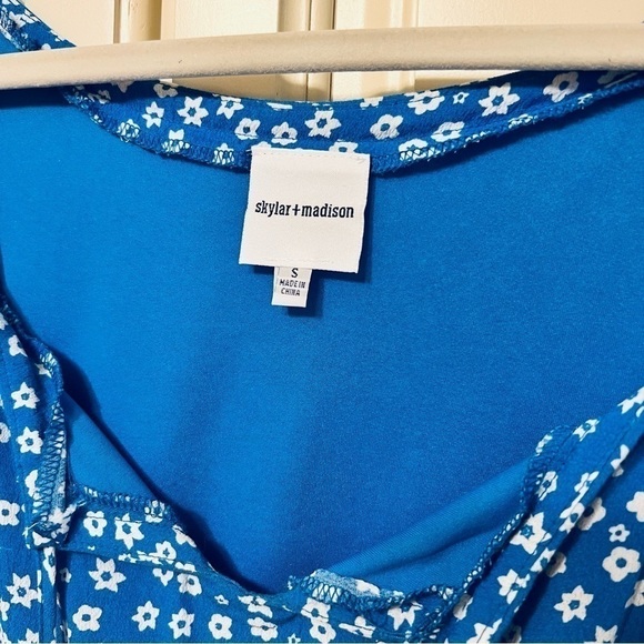 Skylar and Madison Mini Tie Waist Puff Sleeve V-Cut Dress in Blue & White, Small - Picture 2 of 9